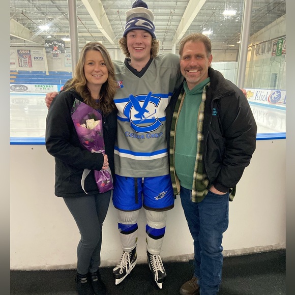 Meet your Posher, Misty I have so many items to list so watch my closet 😊 - Picture 4 of 9